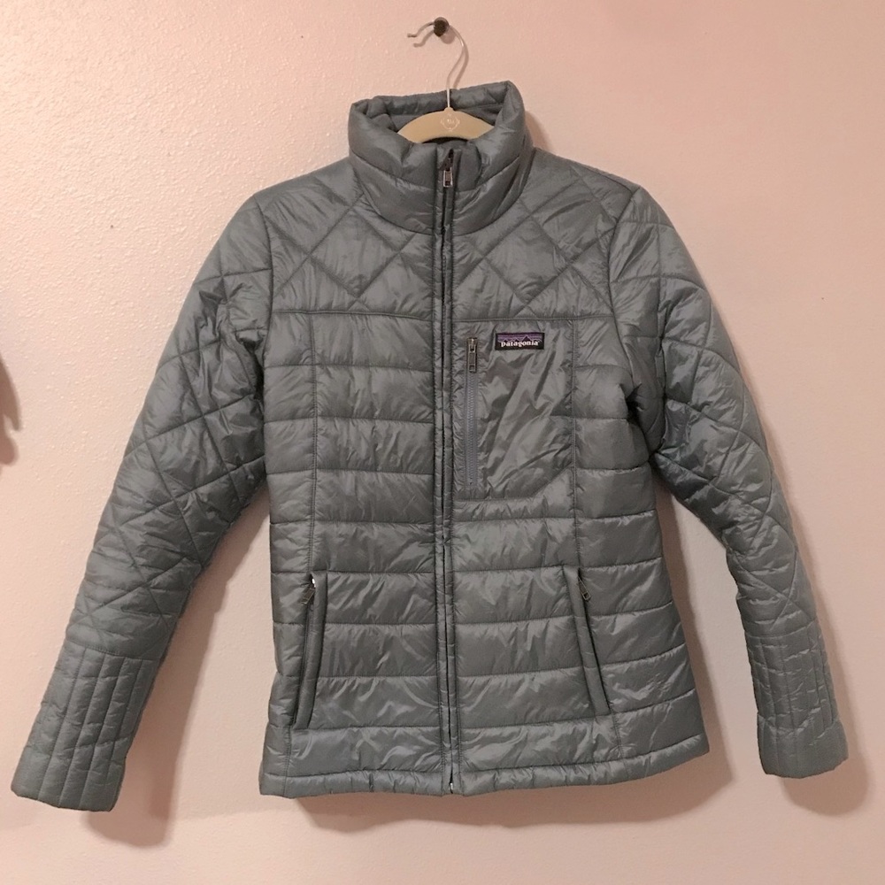 Womens Patagonia puffy jacket, size small. Lightly worn and in beautiful shape.